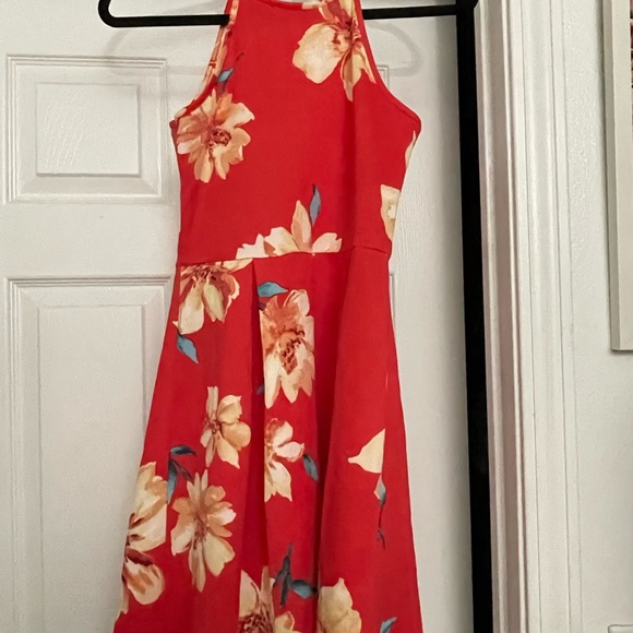 Multiple different dresses - Picture 4 of 14